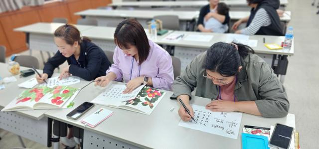 안동농협 다문화 여성대학 학생들이 한국문화 교육과 한글 공부를 하고 있다.