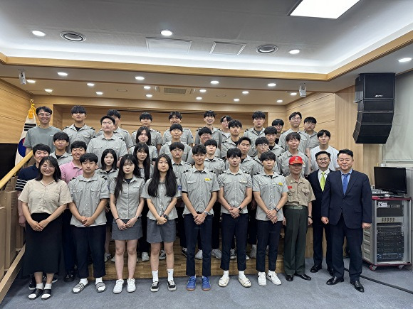 역대 최고 성과를 올린 대구 조일고 공군부사관과 학생들이 최상현 교장(앞줄 오른쪽) 등과 기념촬영을 하고 있다. [사진=조일고등학교]