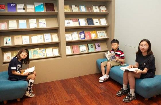 전시 마지막, 방언과 관련된 재미있는 교양서적들을 모아놓은 곳에서 마음에 드는 책을 골라 읽는 소중 학생기자단.