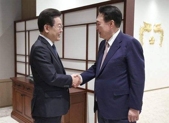 윤석열 대통령과 이재명 더불어민주당 대표가 4월 29일 오후 서울 용산 대통령실 청사에서 만나 인사하고 있다. / 사진:대통령실사진기자단