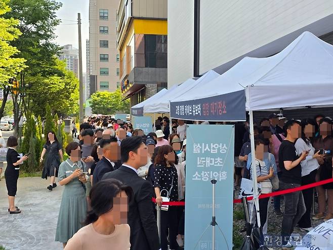 경기도 고양시 일산동구 식사동에 있는 '고양 장항 카이브 유보라' 모델하우스 앞에 길게 늘어선 예비 청약자들 사진=이송렬 기자