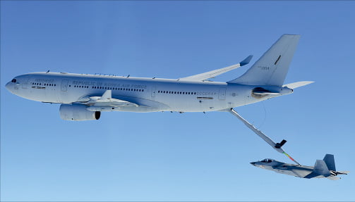 KAI가 개발한 신형 전투기 KF-21이 지난 3월 남해 영공에서 다목적공중급유기 KC-330으로부터 항공유를 보급받고 있다.  KAI 제공