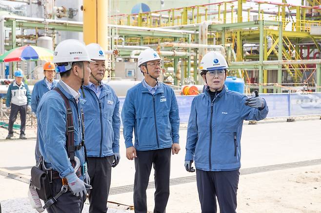 최연혜 한국가스공사 사장이 지난 5일 인천 연수구 LNG 생산기지에서 안전관리 실태 점검을 하고 있다. 한국가스공사 제공