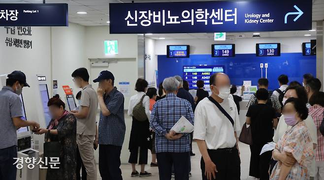 서울대병원 휴진 중단 서울의대·서울대병원 교수협의회 비상대책위원회가 휴진을 중단하고 정상 진료를 시작한 24일 서울 종로구 서울대병원 내 접수·수납 창구가 내원객들로 붐비고 있다. 조태형 기자 phototom@kyunghyang.com