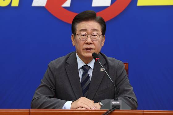 Democratic Party (DP) Chairman Lee Jae-myung announces he will resign from his post as party leader after a supreme council meeting at the National Assembly in Yeouido, western Seoul, on Monday morning. [NEWS1]