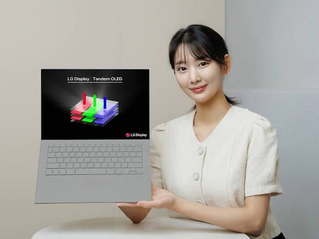 LG디스플레이 모델이 노트북용 탠덤 OLED 패널을 소개하고 있다. LG디스플레이