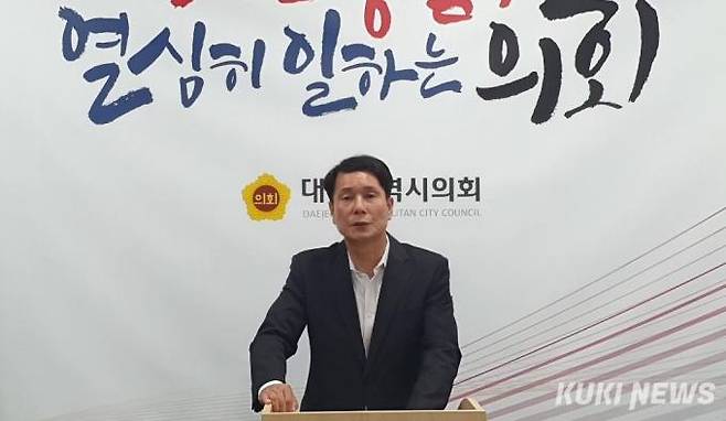 이상래 대전시의회 의장이 24일 오후 대전시의회 기자실에 들러 국민의힘 의원총회 의장단 선거 결과에 대해 설명하고 있다. 사진=이익훈 기자