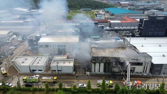 24일 오전 화재가 발생한 화성시 서신면 일차전지 제조업체 공장에서 소방관들이 진화 작업을 벌이고 있다. 김시범기자