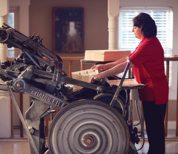 반자동 프레스 기계를 이용한 라벨 컷팅하는 모습.