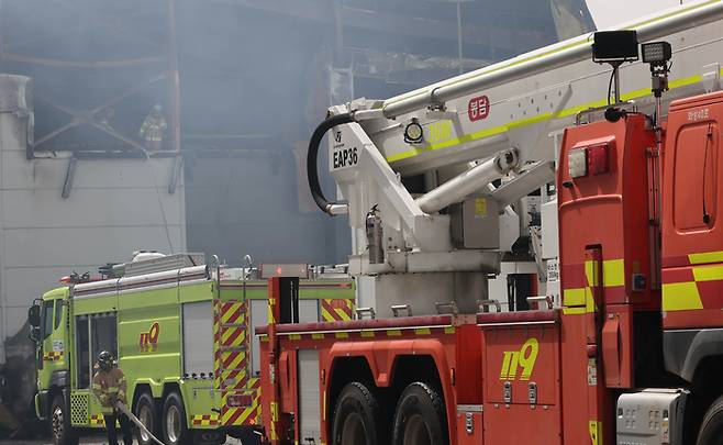 24일 경기도 화성시 서신면 소재 일차전지 제조 업체에서 화재가 발생한 가운데 소방관들이 수색작업을 하고 있다. [이충우 기자]