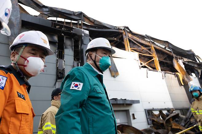 윤석열 대통령이 24일 오후 경기 화성시 서신면 소재 일차전지 제조 공장 화재 현장을 점검하고 있다. [사진 = 대통령실]