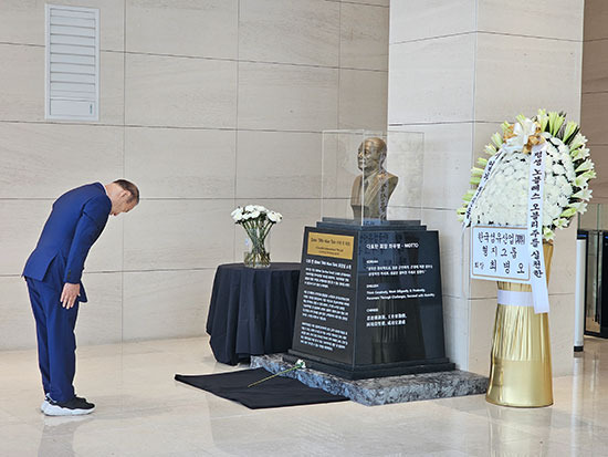 싱가포르 출국 전 본사에 있는 닥터 탄 회장 흉상 앞에서 예우를 갖추는 최병오 패션그룹형지 회장. (패션그룹형지 제공)