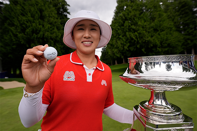 양희영이 2024 미국여자프로골프 LPGA투어 3번째 메이저대회 ‘제70회 KPMG 위민스 PGA 챔피언십’ 트로피와 우승 공을 들어 보이고 있다. 사진=로이터=연합뉴스 제공