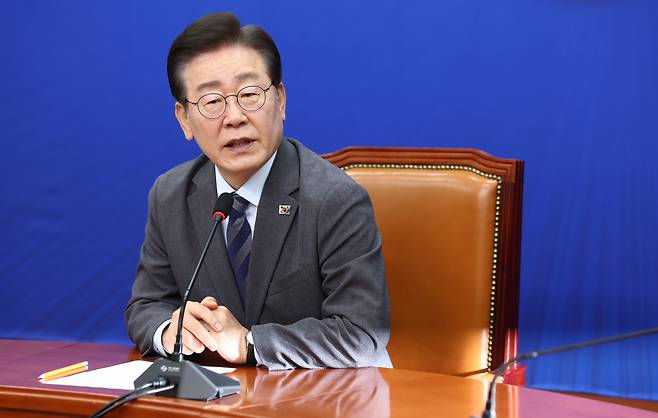 이재명 더불어민주당 대표가 24일 오전 서울 여의도 국회에서 열린 최고위원회의를 마치고 연임 도전을 위해 당대표직을 사임한다는 의사를 밝히고 있다. /사진=뉴스1