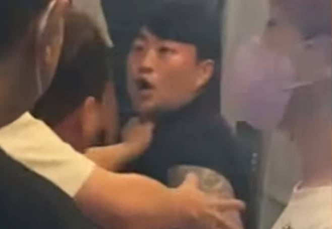 가수 김호중(32)씨가 용역업체 직원을 향해 욕설하며 몸싸움을 벌이는 영상이 온라인에 확산했다. /사진=가로세로연구소 캡처