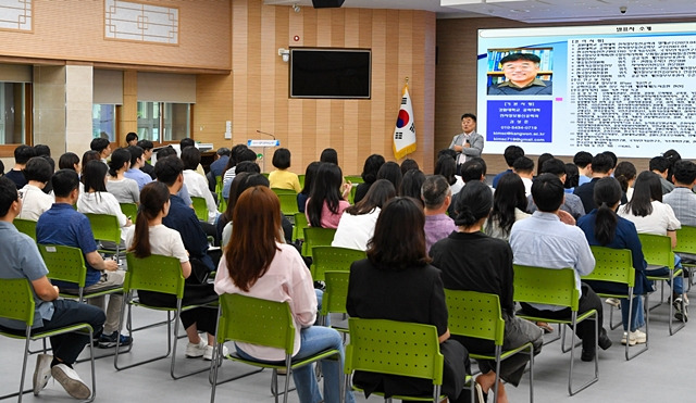 영주시 관계자가 24일 영주시청에서 직원들을 대상으로 개인정보보호교육을 실시하고 있다./사진제공=경북 영주시