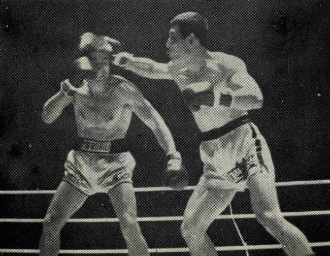 1966년 6월 25일 김기수(오른쪽)가 세계 챔피언 니노 벤베누티와 경기를 펼치고 있다.  연합뉴스
