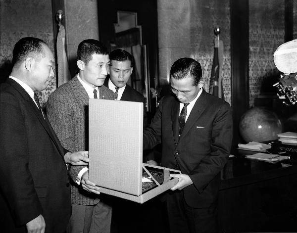 김기수 선수가 1965년 청와대에서 박정희 대통령을 만나는 모습. 정부기록사진집