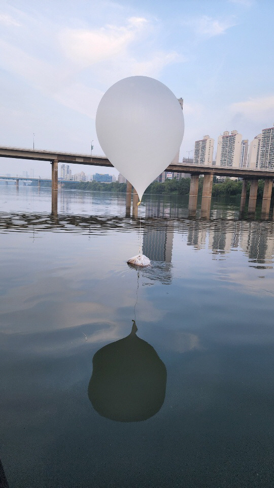 지난 8일부터 9일사이 서울 잠실대교 인근에서 발견된 북한의 대남 오물풍선과 낙하물. 합동참모본부 제공