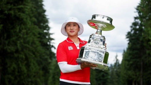 우승 트로피를 들고 포즈를 취한 양희영. [사진=LPGA]