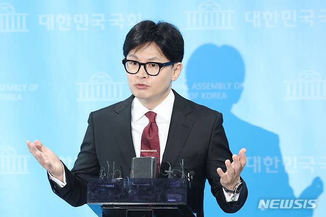 [서울=뉴시스] 권창회 기자 = 한동훈 전 국민의힘 비상대책위원장이 지난 23일 오후 서울 여의도 국회 소통관에서 당대표 출마 선언 기자회견을 마치고 취재진의 질문에 답하고 있다. 2024.06.23. kch0523@newsis.com