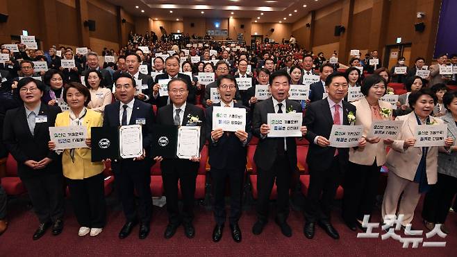 지난해 4월 26일 오전 국회 의원회관 대회의실에서 열린 '국회xCBS 대한민국 인구포럼' 에 참석한 내빈들이 저출산 위기 극복 결의 선언을 하고 있다. 황진환 기자