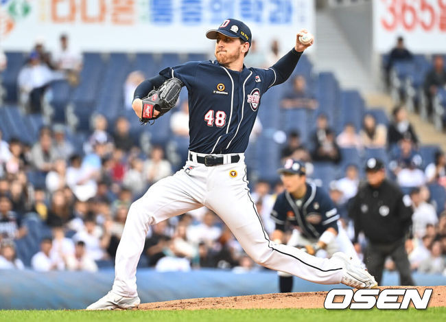 [OSEN=창원, 이석우 기자] 6일 창원NC파크에서 2024 신한 SOL 뱅크 KBO 리그 NC 다이노스와 두산 베어스의 경기가 열렸다. 2게임 연속 연장 승부끝에 역전패 당한 홈팀 NC는 임상현, 이승엽 감독의 2게임 연속 퇴장에도 역전승을 올리며 스윕을 노리는 원정팀 두산은 브랜든을 선발로 내세웠다.두산 베어스 선발투수 브랜든이 역투하고 있다. 2024.06.06 / foto0307@osen.co.kr