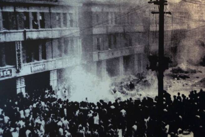 타이베이 전매분국을 포위한 뒤 건물과 집기를 불태우는 시민들