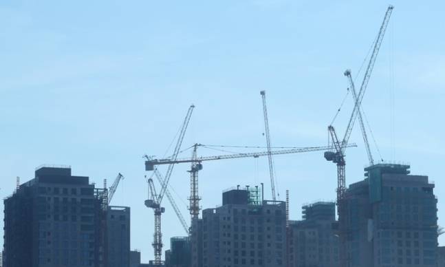 지난해 2월21일 서울시내 한 아파트 건설 현장의 모습. 남정탁 기자