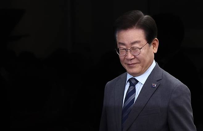이재명 더불어민주당 대표가 24일 오전 서울 여의도 국회에서 열린 최고위원회의에 입장하고 있다. 뉴스1