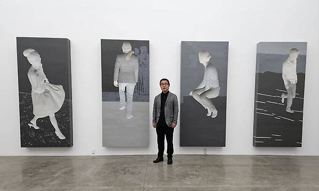 ‘동시성’. 같은 날 같은 시각에 촬영한 세계 네 곳의 사람들 모습을 역상조각에 담았다. 그 가운데 작가 이용덕이 서 있다.