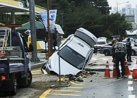 평택서 상수도관 파열로 생긴 싱크홀에 택시 차량이 빠졌다. (연합뉴스-독자 제공)