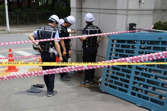 청주 고교서 70대 경비원 철문 깔려 숨져…노동부 조사 - 고용노동부 직원들이 24일 오전 청주 서원구의 한 고등학교 정문에 경비원이 깔려 숨진 사고와 관련해 현장 조사를 실시하고 있다. 2024.6.24  연합뉴스