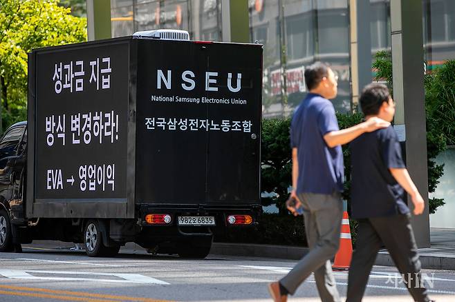 전국삼성전자노동조합이 서울 강남구 삼성전자 서초사옥 앞에 설치한 파업 선전차량. ⓒ시사IN 신선영