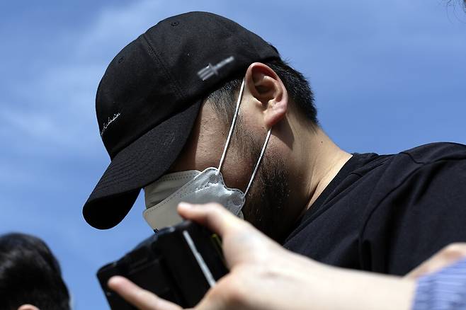 온라인에 일본 여성과의 성매매를 알선한 30대 박아무개씨가 5월12일 오후 서초구 서울중앙지법에서 열린 구속 전 피의자 심문(영장실질심사)을 마친 후 법정을 나서고 있다. ⓒ 연합뉴스