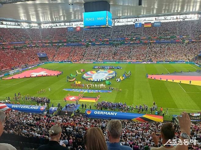 독일과 스위스 선수단이 프랑크푸르트 아레나에서 열린 유로2024 조별리그 A조 3차전 킥오프를 앞두고 악수를 나누고 있다. 프랑크푸르트(독일)|남장현 기자