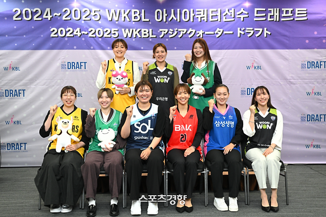 WKBL 최초의 아시아쿼터에 지명된 9명의 선수들(윗줄 왼쪽부터 시계 방향으로 시다 모에, 스나가와 나츠키,  이시다 유즈키, 미야사카 모모나, 히라노 미츠키, 이이지마 사키,  다니무라 리카, 와타베 유리나, 나가타 모에)이 23일 일본 도쿄 TKP가든시티 세미나홀에서 기념사진을 촬영하고 있다. WKBL 제공