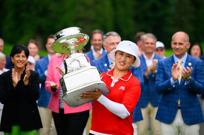 양희영이 24일 미국 워싱턴주 서매미시의 사할리CC에서 열린 LPGA 투어 시즌 3번째 메이저대회 KPMG 위민스 PGA 챔피언십에서 우승한 뒤 시상식에서 트로피를 들고 미소짓고 있다. 서매미시｜USA투데이스포츠 연합뉴스