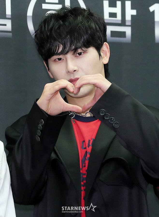 엠비셔스 이호원이 23일 오후 서울 마포구 상암동 스탠포드 서울에서 열린 엠넷 '스트릿 맨 파이터' 제작발표회에 참석해 포즈를 취하고 있다.  '스트릿 맨 파이터'는 진한 힙합 감성의 뱅크투브라더스(BankTwoBrothers), 퍼포먼스와 쇼맨십이 강한 어때(EO-DDAE), 실력과 대중성을 갖춘 프로젝트 크루 엠비셔스(Mbitious), 엑소, 트와이스 등 국내 탑 아이돌들의 퍼포먼스를 만들어낸 원밀리언(1MILLION), 트렌디한 안무로 K-POP신을 휩쓸고 있는 위댐보이즈(WeDemBo