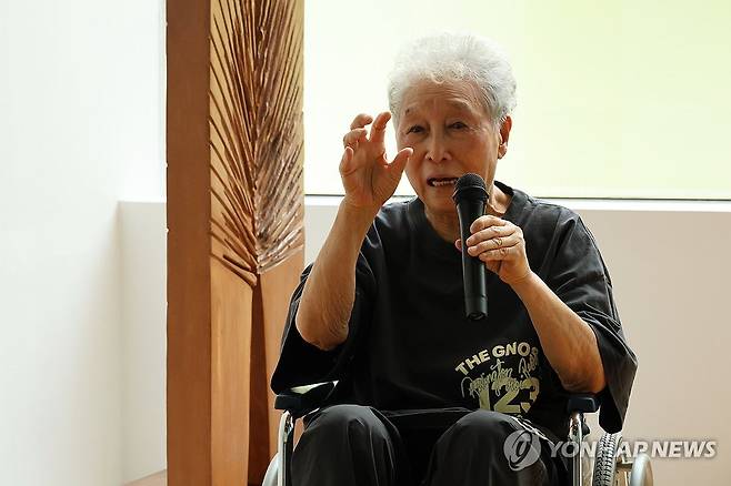 이응노미술관서 작품 소개하는 김윤신 작가 (대전=연합뉴스) 강수환 기자 = 24일 오전 대전 서구 만년동 이응노미술관에서 김윤신 작가가 '김윤신 아르헨티나에서 온 편지' 특별기획전 작품 설명을 하고 있다. 한국 1세대 여성 조각가 김윤신은 1964년 이응노와 파리에서 처음 만나 서로에게 영감이 됐다. 올해는 김윤신과 이응노가 파리에서 만난 지 60년이 되는 해이자, 1984년 김윤신이 아르헨티나에 정착해 자신만의 창작에 매진한 지 40년이 되는 해다. 2024.6.24 swan@yna.co.kr