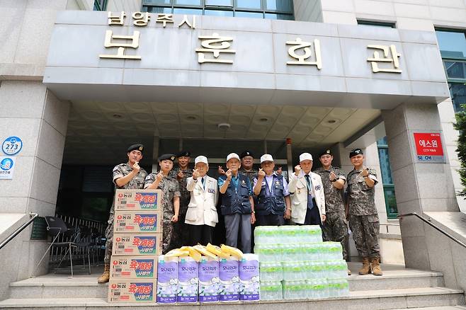 기념촬영하는 육군 73사단 장병과  6·25 참전용사들     (남양주=연합뉴스) 육군 73사단 포병여단에서 근무 중인 이창현 병장(왼쪽)과 문태현 상병(왼쪽에서 두번째), 김동민 상병(오른쪽에서 두번째) 등이 24일 경기도 남양주시 보훈회관에서 참전용사들에게 생필품을 전달하며 기념촬영하고 있다. 이들은 지난 4일 서울 용산구 전쟁기념관에서 육군본부 정훈실 주관으로 열린 '강한 전사, 육군! 발표 경연대회'에 참가해 대상을 수상하며 받은 상금으로 기부품을 마련했다. 2024.6.24 [육군 73사단 제공. 재판매 및 DB 금지]
    andphotodo@yna.co.kr
(끝)