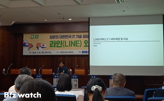 윤대균 아주대 소프트웨어학과 교수가 25일 서울 여의도 국회도서관에서 열린 네이버 노조 긴급토론회에서 발언하고 있다./사진=한수연 기자 papyrus@