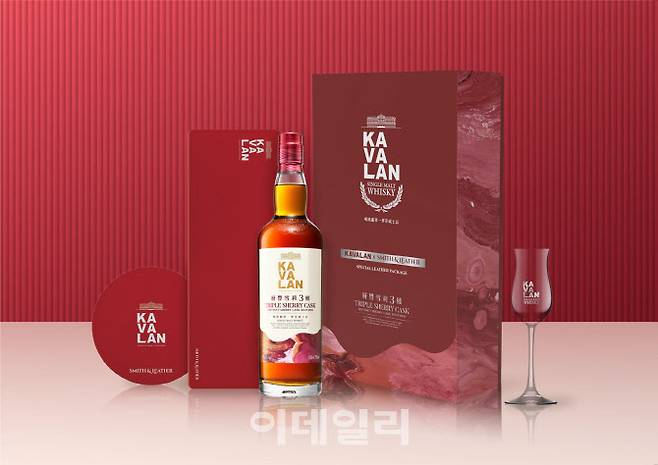 ‘카발란 트리플 쉐리 캐스크‘ 한정판 패키지 (사진=골든블루)