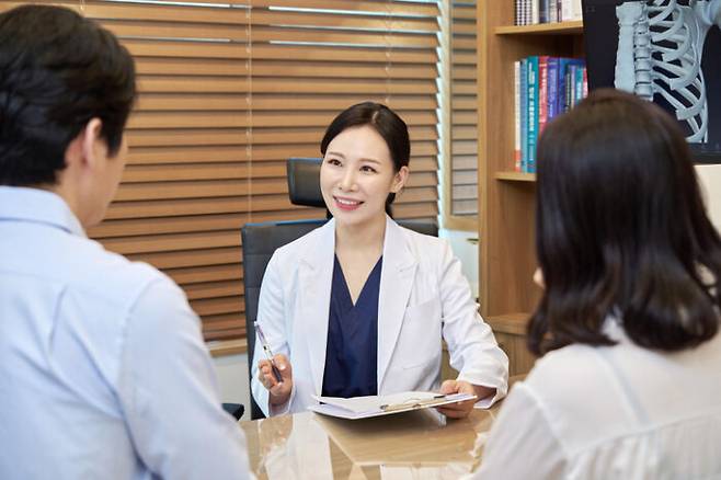 의사는 기업의 이공계 인력들이 명퇴하는 50대부터 전성기다. 높은 연봉에 환자를 살피는 보람과 자부심도 느낄 수 있다. [사진=게티이미지뱅크]