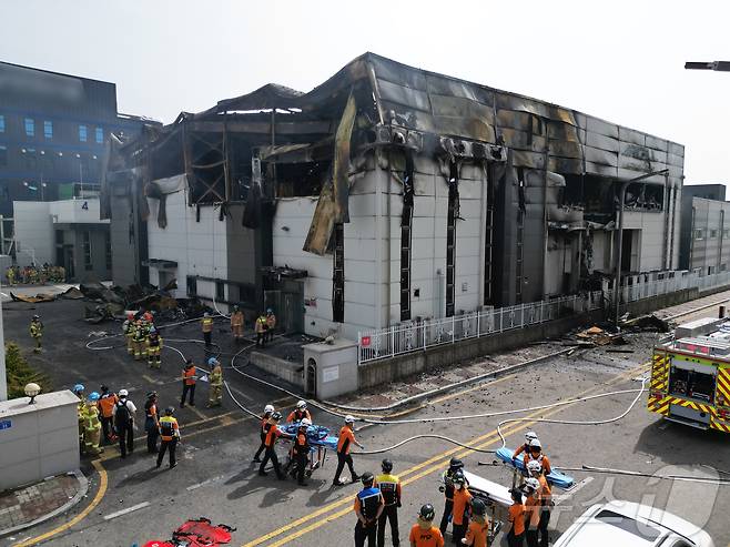 24일 경기도 화성시 서신면 소재 일차전지 제조 공장에서 화재가 발생해 소방 대원들이 사망자를 이송하고 있다. (공동취재) 2024.6.24/뉴스1 ⓒ News1 김영운 기자