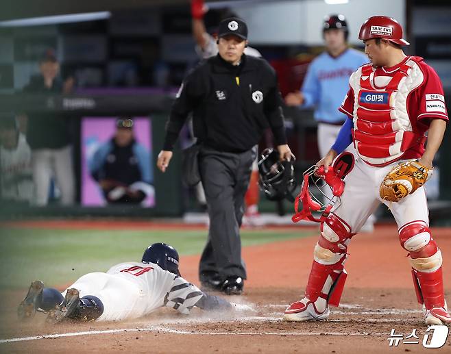 24일 오후 부산 사직야구장에서 열린 '2024 신한 SOL 뱅크 KBO리그' 롯데 자이언츠와 SSG 랜더스의 경기, 3회말 1사 주자 1루 상황 롯데 황성빈이 1타점 3루타를 친 후 SSG의 포구 실책으로 홈인하고 있다. 2024.4.24/뉴스1 ⓒ News1 윤일지 기자