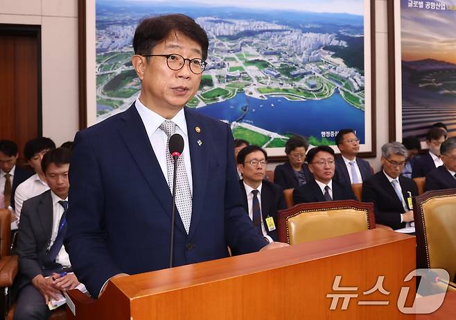 박상우 국토교통부 장관이 25일 오전 서울 여의도 국회에서 열린 국토교통위원회 전세사기 피해자 지원 대책 관련 청문회에서 업무 보고를 하고 있다. 2024.6.25/뉴스1 ⓒ News1 김민지 기자