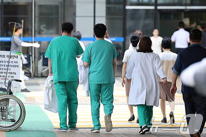 '25일 오후 서울 서초구 서울성모병원에서 의료진이 발걸음을 옮기고 있다. 2024.6.25뉴스1 ⓒ News1 김진환 기자