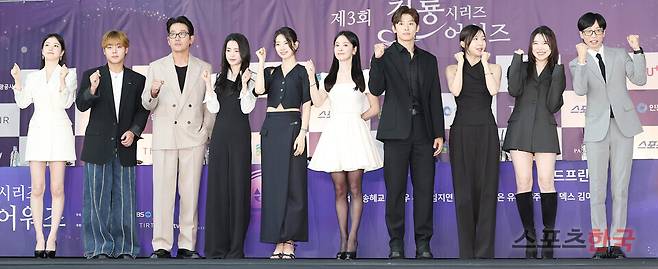 제3회 청룡시리즈어워즈(Blue Dragon Series Awards) 핸드프린팅 행사에 참석한 신예은, 박지훈, 하정우, 임지연, 수진, 송혜교, 덱스, 주현영, 김아영, 유재석.  ⓒ이혜영 기자 lhy@hankooki.com