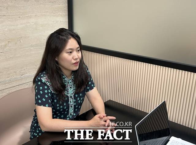 올해 서울시 환경상 대상을 수상한 김지윤(34) 기후변화청년단체 긱(GEYK, Green Environment Youth Korea) 대표가 20일 오후 서울 여의도 FKI타워에서 <더팩트> 취재진과 만나 인터뷰를 하고 있다. /김해인 기자